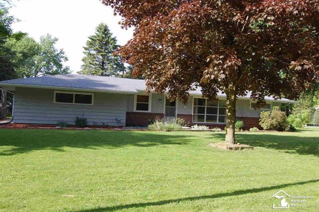 front view picture of 612 High St, Blissfield, MI. 49228