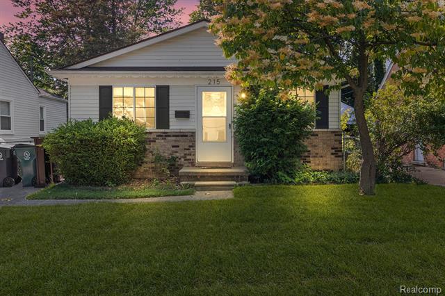 front view picture of 215 N Vermont Ave, Royal Oak, MI. 48067