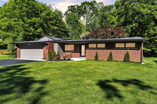 front view picture of 28200 Greenmeadow Cir E, Farmington, MI. 48334