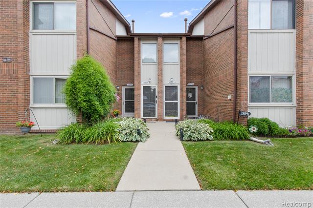 front view picture of 33905 Pondview Circle, Livonia, MI. 48152