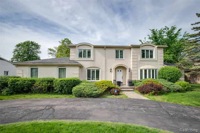 front view picture of 22640 Coventry Woods Ln, Southfield, MI. 48034