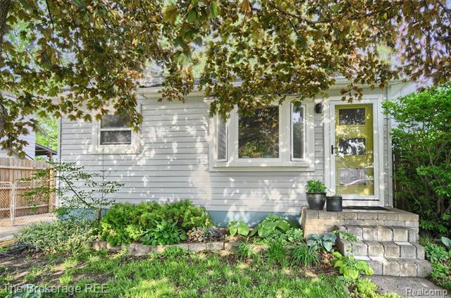 front view picture of 27038 Park Ct, Madison Heights, MI. 48071