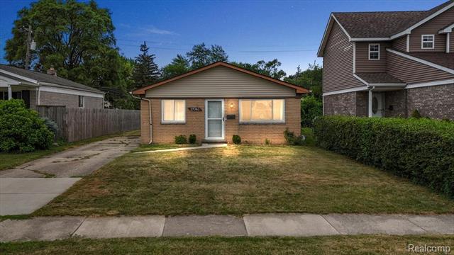 front view picture of 27043 Lorenz St, Madison Heights, MI. 48071