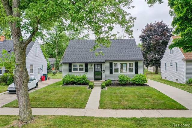 front view picture of 2220 Cummings Ave, Berkley, MI. 48072