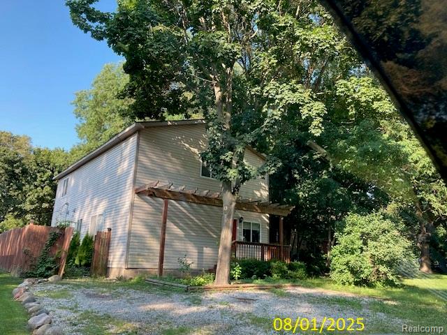 front view picture of 8548 Country Club Drive, Pinckney, MI. 48169