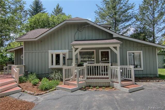 front view picture of 4448 Pleasant Valley Road, Brighton, MI. 48114