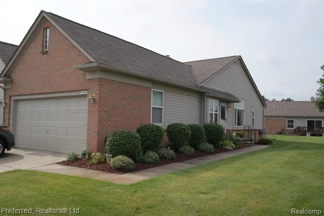 front view picture of 34336 Manor Run Circle, Sterling Heights, MI. 48312