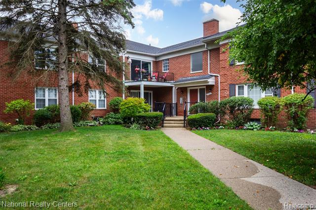 front view picture of 27653 W Echo Valley, Farmington, MI. 48334