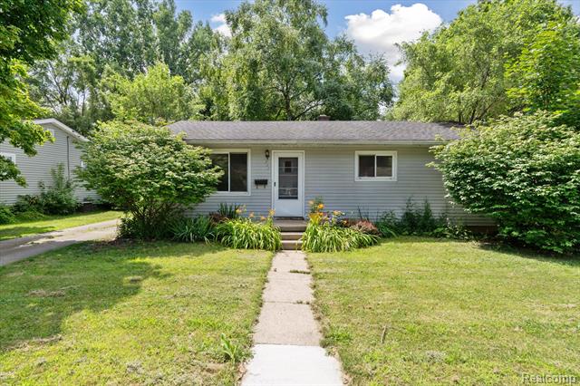 front view picture of 761 Elmwood, Fenton, MI. 48430