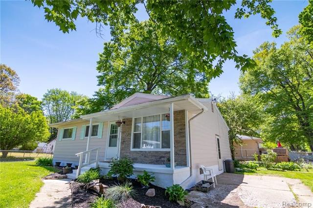 front view picture of 3534 Craig Drive, Flint, MI. 48506
