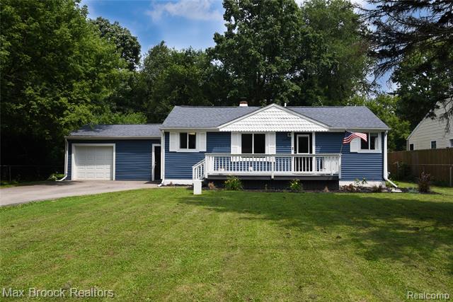 front view picture of 2079 Woodland Pass, Burton, MI. 48519