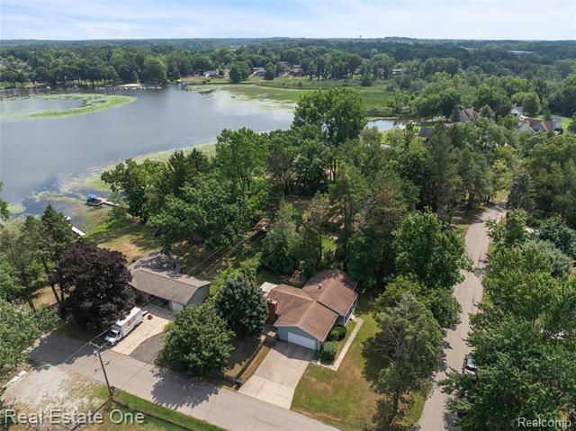 front view picture of 330 S Harvards  Drive, Howell, MI. 48843
