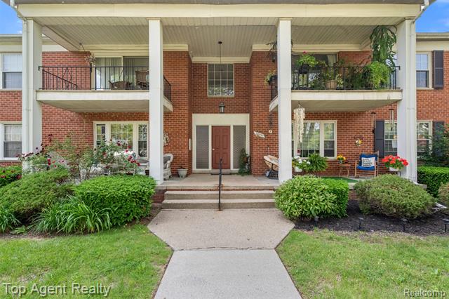 front view picture of 27557 W Echo Valley, Farmington, MI. 48334