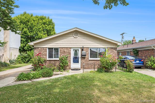 front view picture of 27336 Alger St, Madison Heights, MI. 48071