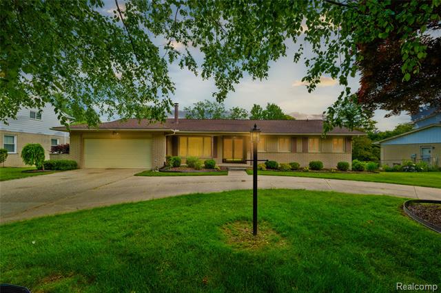 front view picture of 22840 Twyckingham Way, Southfield, MI. 48034