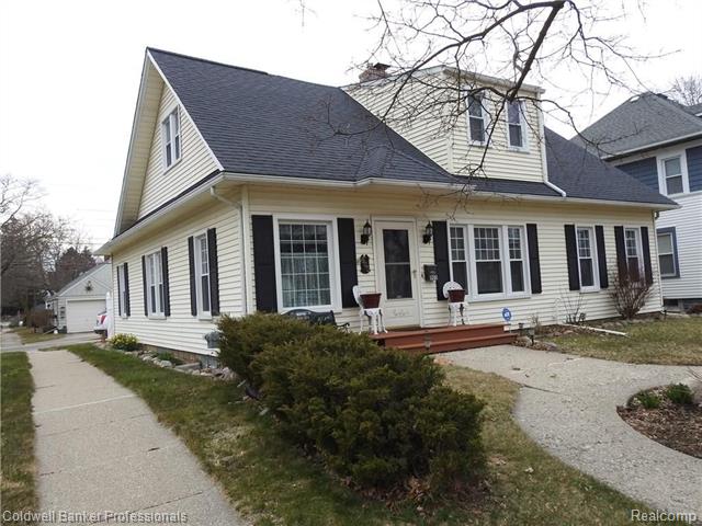 front view picture of 905 N Madison Street, Lapeer, MI. 48446