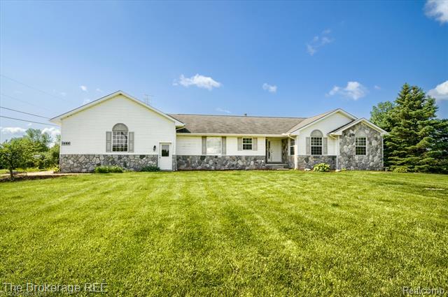 front view picture of 1484 E Baldwin, Grand Blanc, MI. 48439