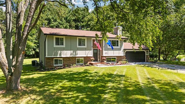 front view picture of 8739 Coyle Drive, Pinckney, MI. 48169