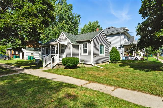 front view picture of 300 N Lenawee, Durand, MI. 48429