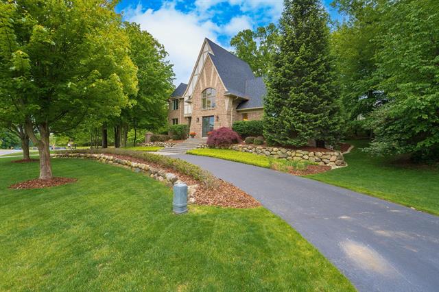 front view picture of 6000 Pinemont Drive, Brighton, MI. 48116