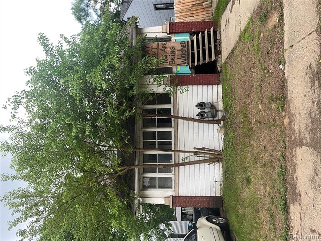 front view picture of 19430 Omira Street, Highland Park, MI. 48203