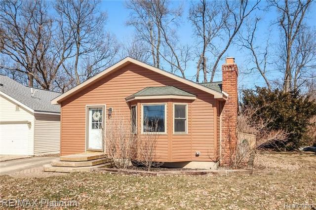 front view picture of 11381 Norway Drive, Hartland, MI. 48353