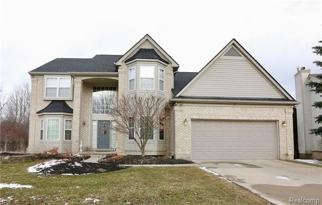 front view picture of 27207 Winterset Cir, Farmington, MI. 48334