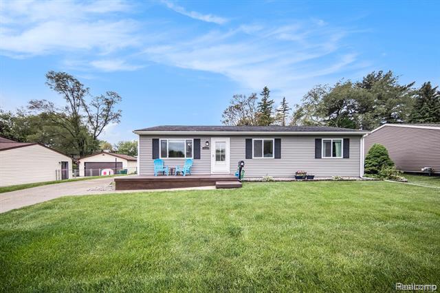 front view picture of 820 Devonshire Boulevard, Brighton, MI. 48116