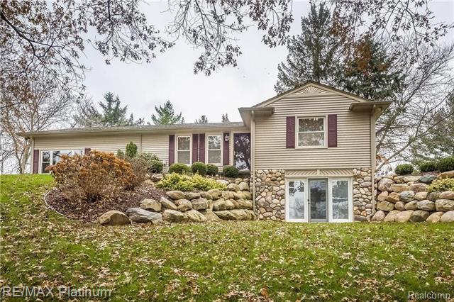 front view picture of 3915 N Latson Road, Howell, MI. 48855