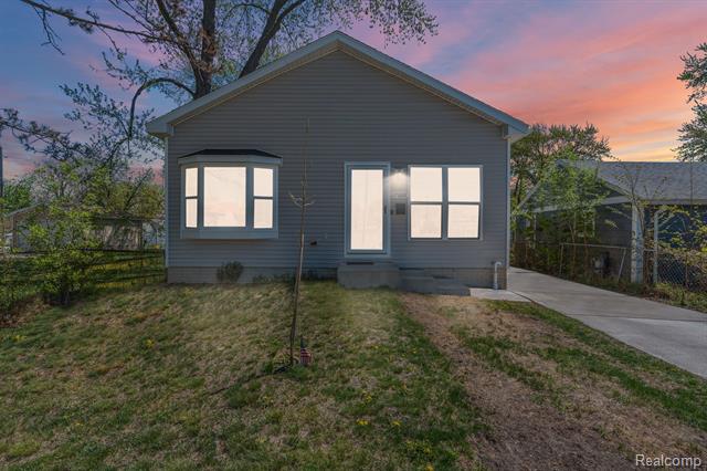 front view picture of 27068 Hales St, Madison Heights, MI. 48071