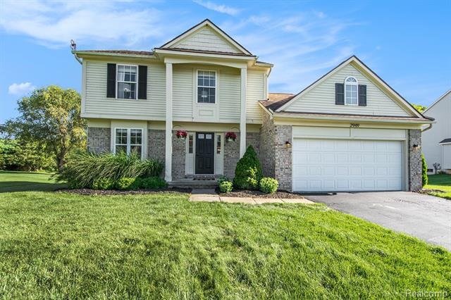front view picture of 2949 Saddlebrook Court, Pinckney, MI. 48169