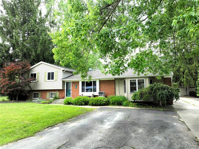 front view picture of 9100 Mayfred Drive, Pinckney, MI. 48169
