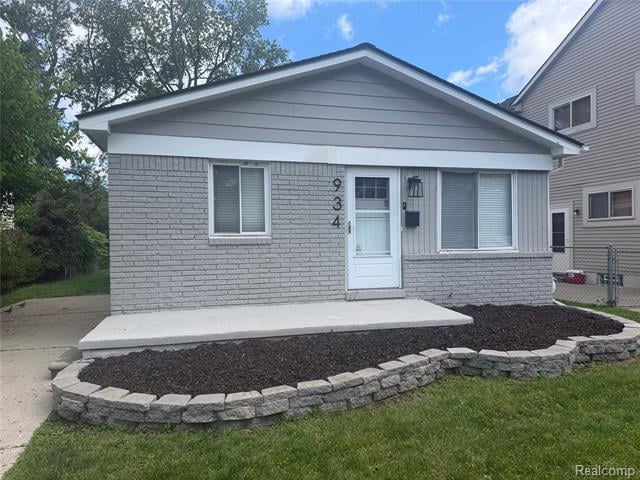 front view picture of 934 Harvard Rd, Berkley, MI. 48072