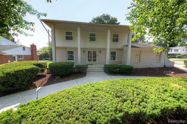 front view picture of 27925 Arlington Dr, Southfield, MI. 48076