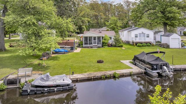 front view picture of 863 S Lakeside Dr, Michigan Center, MI. 49254