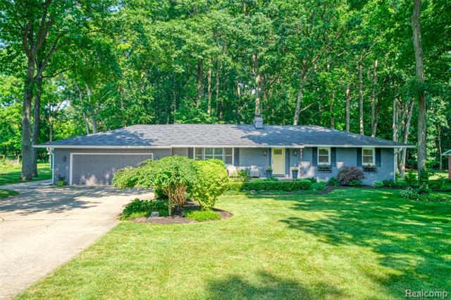 front view picture of 13465 Lakebrook Drive, Fenton, MI. 48430