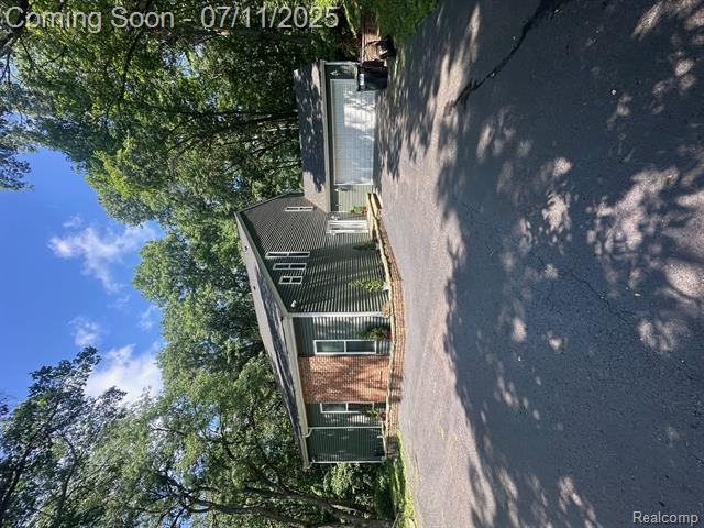 front view picture of 10294 Mcgregor Road, Pinckney, MI. 48169
