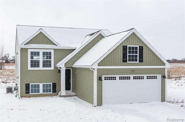 front view picture of 2735 Au Gres River Drive, Fowlerville, MI. 48836