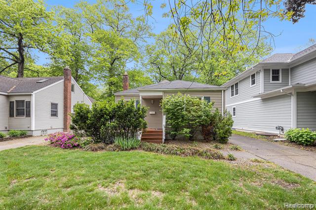 front view picture of 306 N Vermont Ave, Royal Oak, MI. 48067