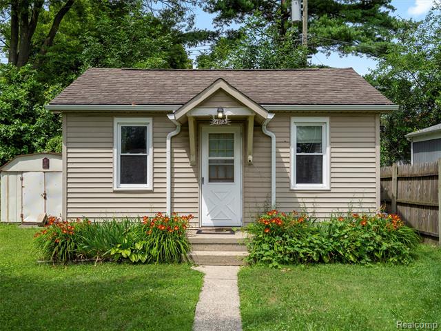 front view picture of 27125 Hampden St, Madison Heights, MI. 48071