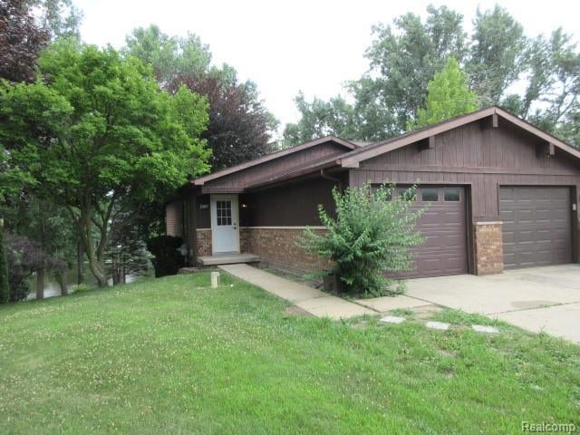 front view picture of 2409 Golden Shore, Fenton, MI. 48430