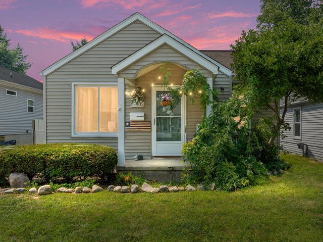 front view picture of 27105 Alger St, Madison Heights, MI. 48071