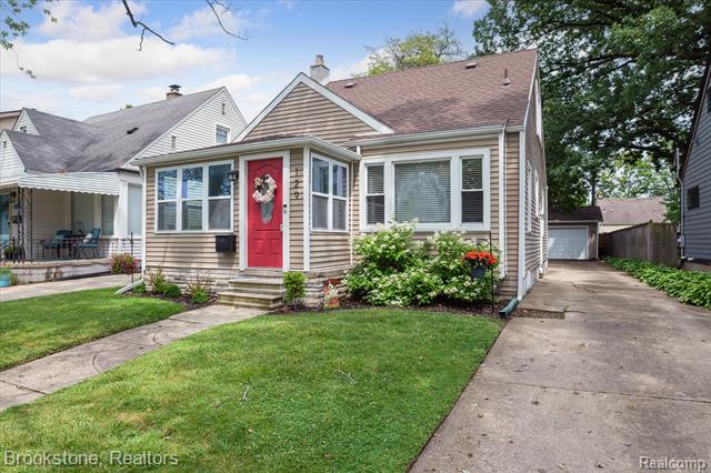 front view picture of 129 S Edgeworth Ave, Royal Oak, MI. 48067