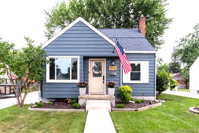 front view picture of 1642 Princeton Rd, Berkley, MI. 48072