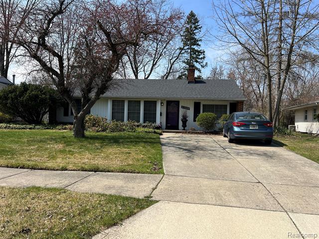 front view picture of 27299 Red Leaf Ln, Southfield, MI. 48076