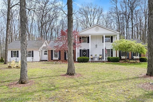 front view picture of 1900 Maplewood Drive, Owosso, MI. 48867
