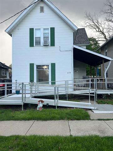 front view picture of 638 Woodlawn Avenue, Owosso, MI. 48867