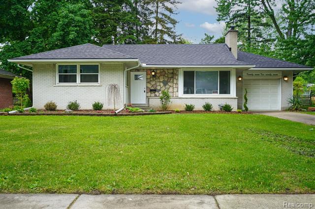 front view picture of 27297 Lexington Pkwy, Southfield, MI. 48076