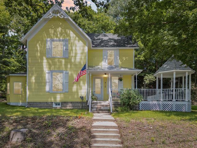 front view picture of 818 E Main, Ionia, MI. 48846