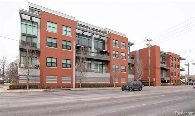 front view picture of 100 N Center St, Royal Oak, MI. 48067